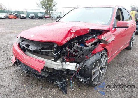 2010 Mercedes-Benz C 300 Sport z USA, uszkodzony, nr VIN WDDGF5EB0AR112028